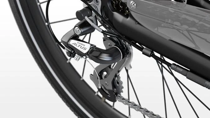 Avec le dérailleur Shimano Altus 7, vous pouvez facilement gérer toutes les pentes sans quitter des yeux la route, grâce à sa poignée ergonomique.